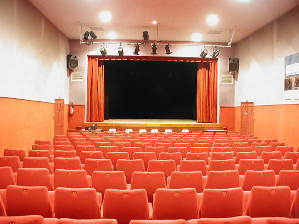 Nettoyage professionnel de fauteuils de cinéma - Salle de spectacle